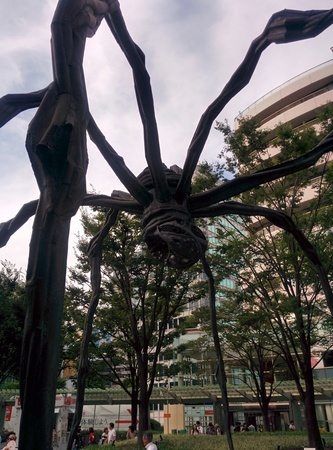Estatua araña en la entrada del Tokyo Sky View
